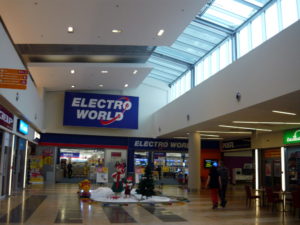 Jednou z mnoha prodejen je i známý prodejce elektroniky Electroworld